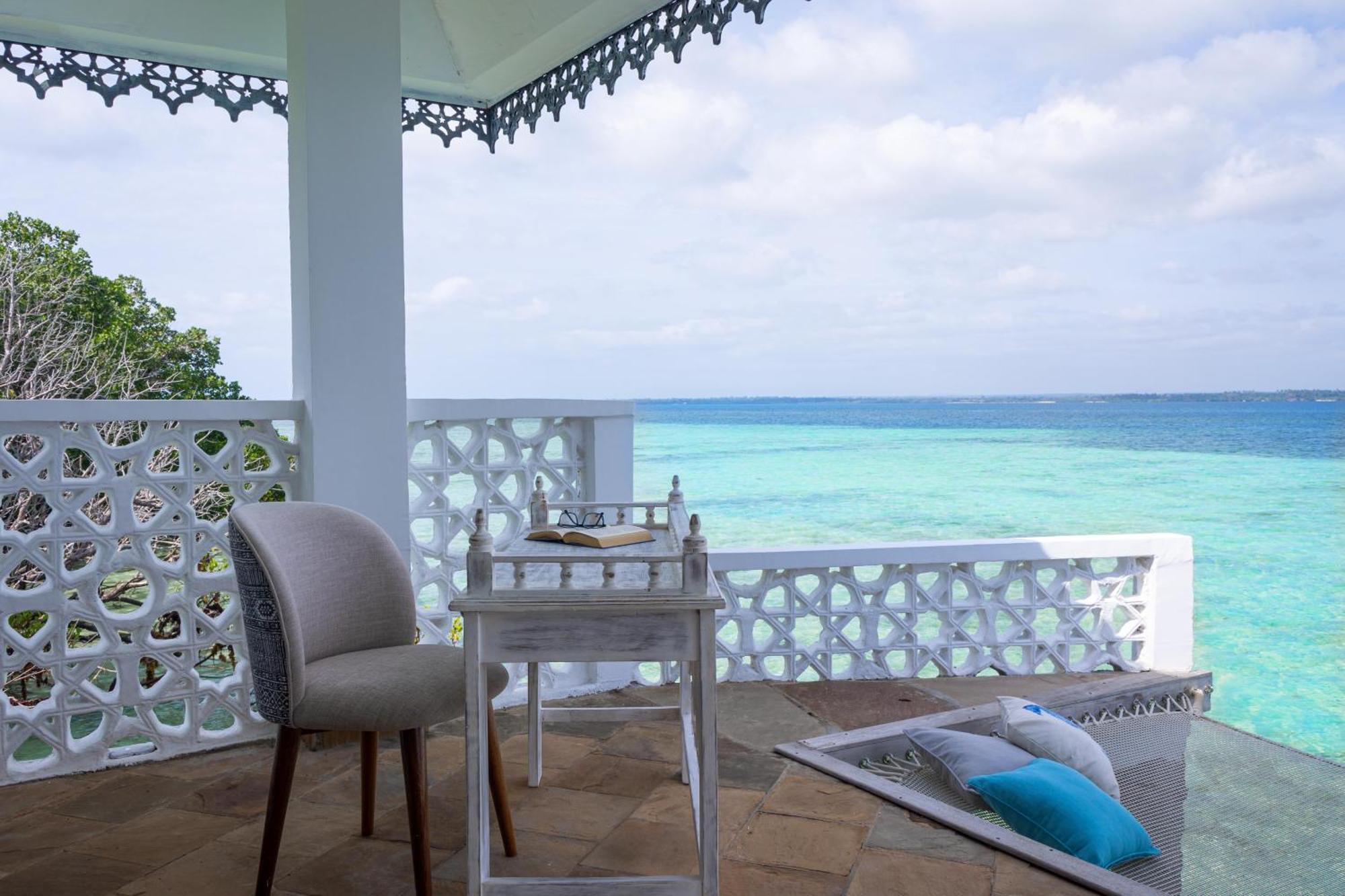 Resort Chale Island