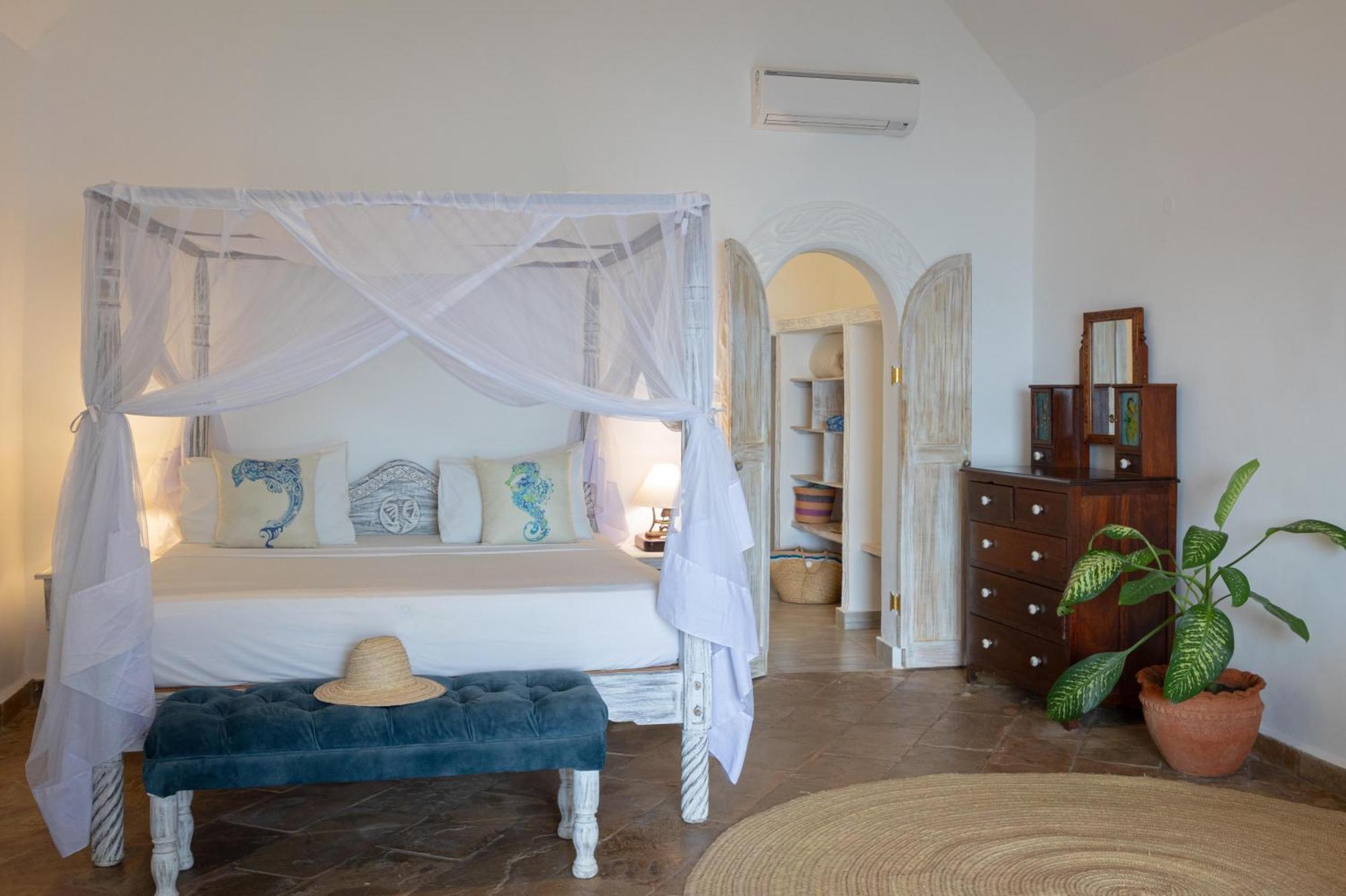 Resort Chale Island